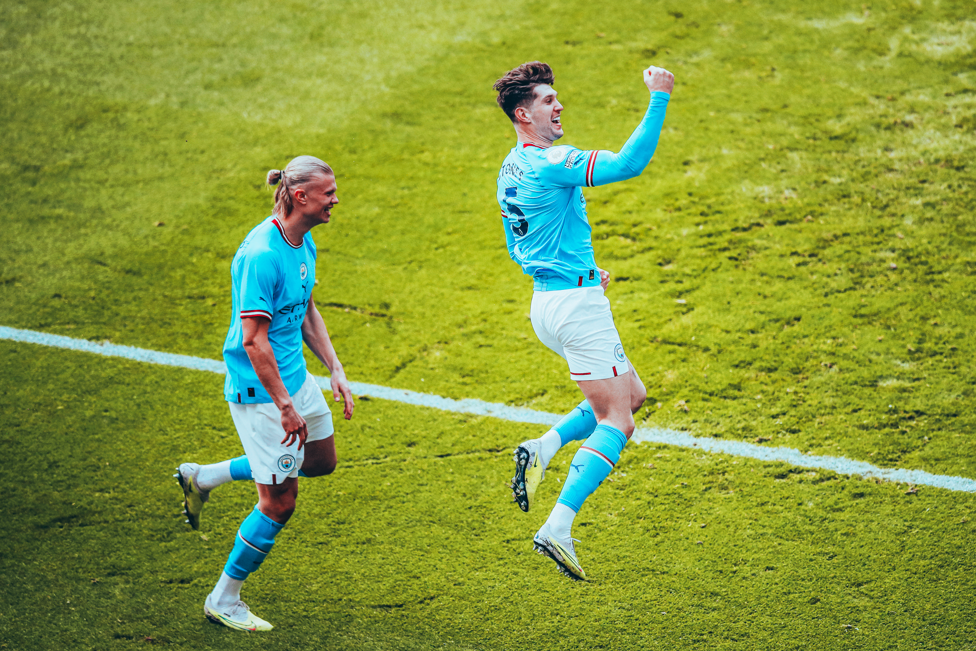 Stones comemora gol contra o Leicester. 