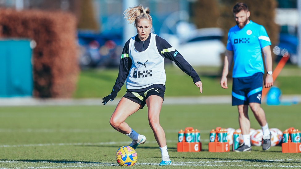 CAPITÃ FANTÁSTICA : Steph Houghton controla habilmente a bola.