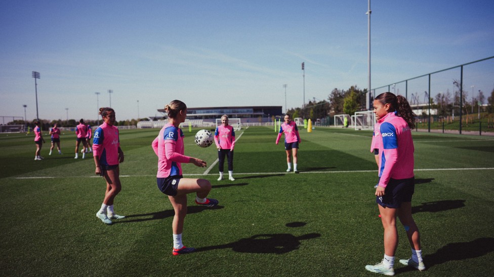 JUGGLING SKILLS : The girls keep the ball in the air