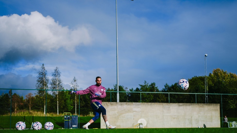 KICK OFF : Gianluigi Donnarumma with the pass