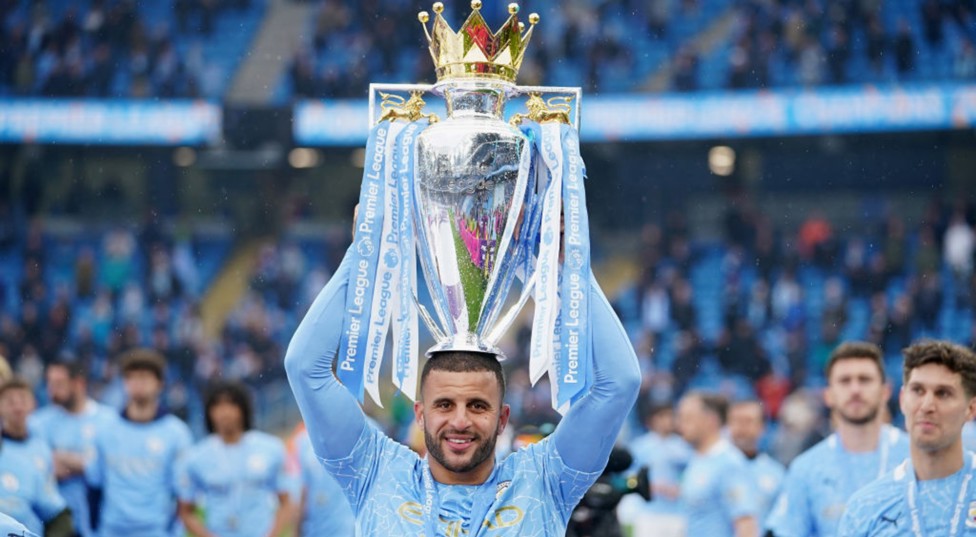 PEMENANG: Walker dengan trofi Liga Primer