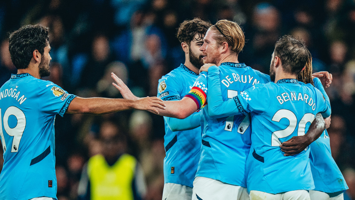 GROUP HUG: Squad goals!