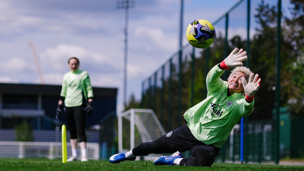 FULL STRETCH : Ayaka Yamashita reaching for the ball