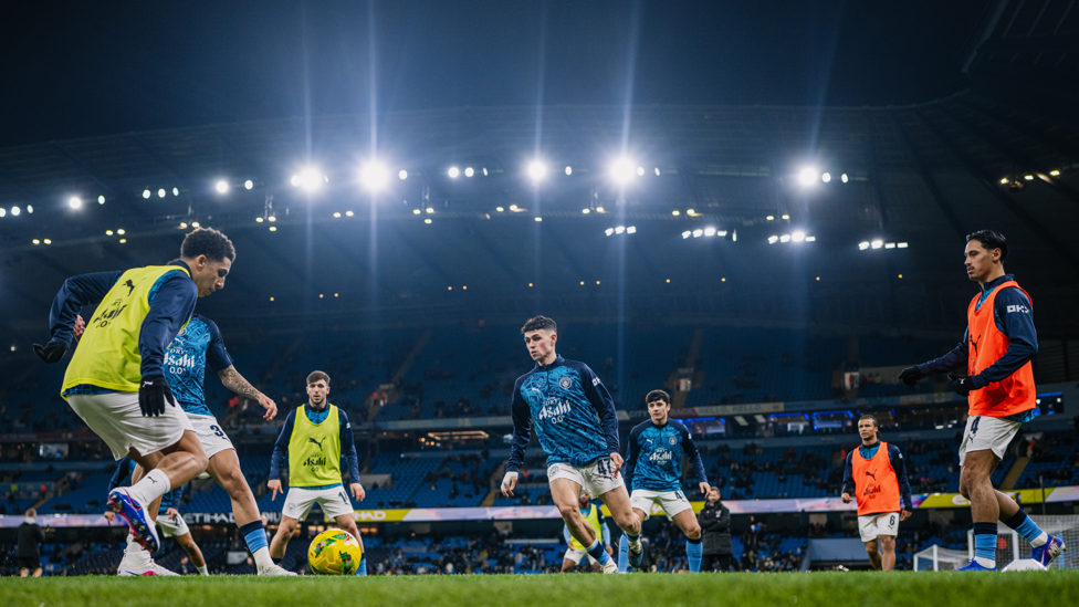 RONDO TIME : Final touches ahead of kick-off.