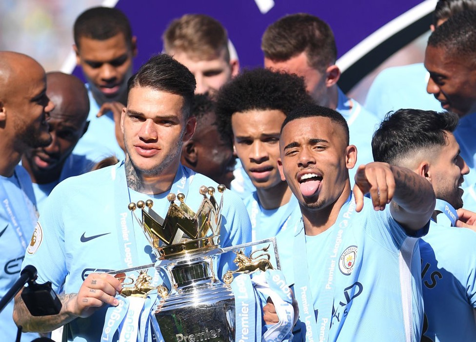 CHAMPIONS: Ederson dan para pemain City merayakan  kemenangan gelar Liga Primer 2017/18 kami