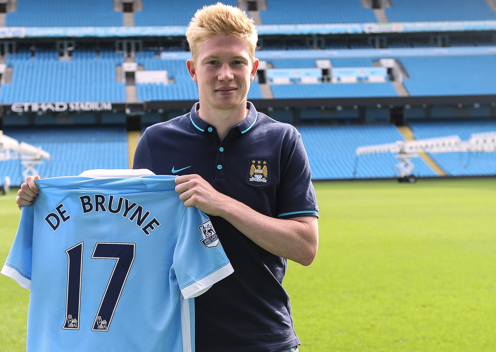 A CHEGADA : Kevin De Bruyne é apresentado como jogador do City.