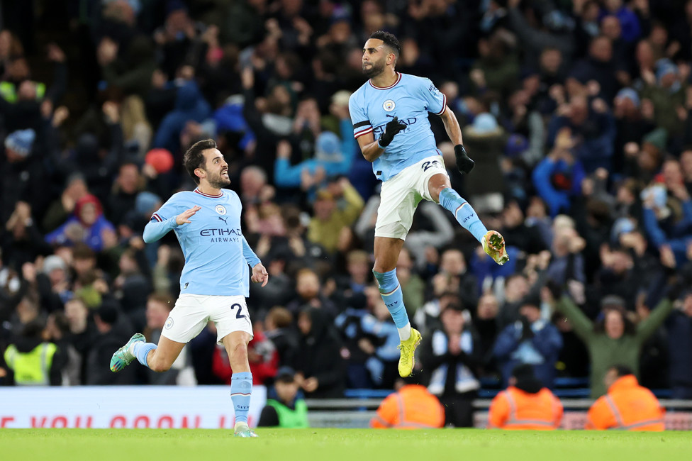 ÓTIMA FASE  : Mahrez marcou dois gols na goleada de 4 a 0 contra o Chelsea, na fase anterior da Copa da Inglaterra. Um deles, um golaço de falta.