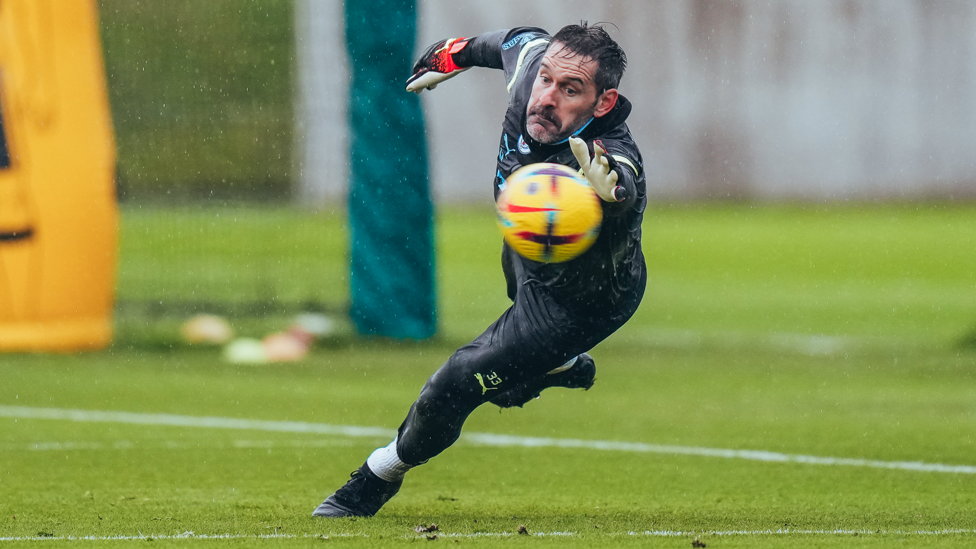 SCOTT : Scott Carson em ação no CFA.