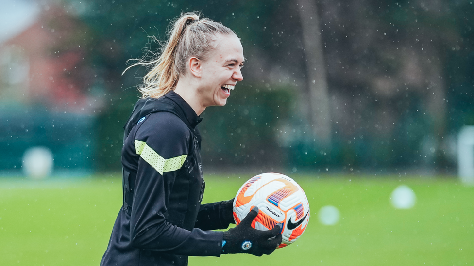 SORRISOS : Esme Morgan curtindo o treinamento e o clima enquanto os preparativos para o Arsenal começam.