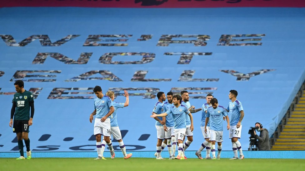 KITA BERTEMU LAGI : Para pemain berkumpul merayakan gol dari David Silva