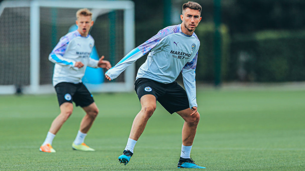 FOKUS BERTAHAN : Aymeric Laporte menjaga wilayahnya