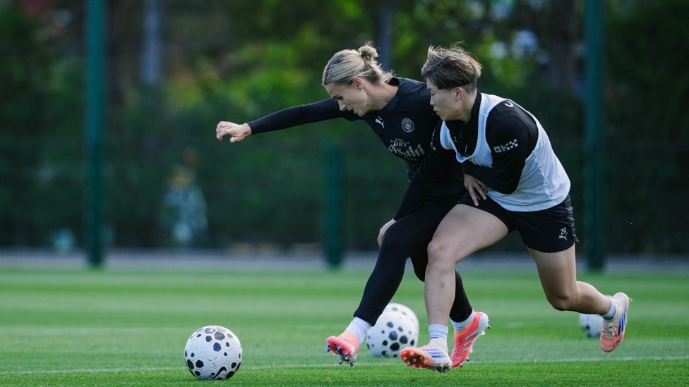 HEAT OF BATTLE : Kerstin Casparij and Aoba Fujino fight for possession