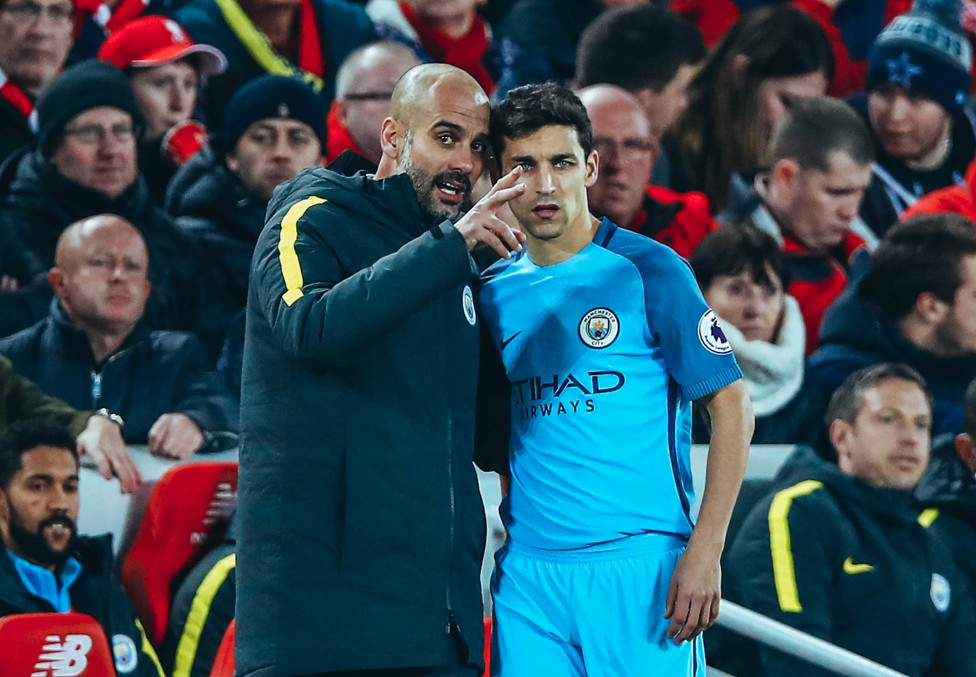 Recebendo ordens de Pep Guardiola, que foi seu treinador em sua última temporada no Manchester City, 2016-2017.