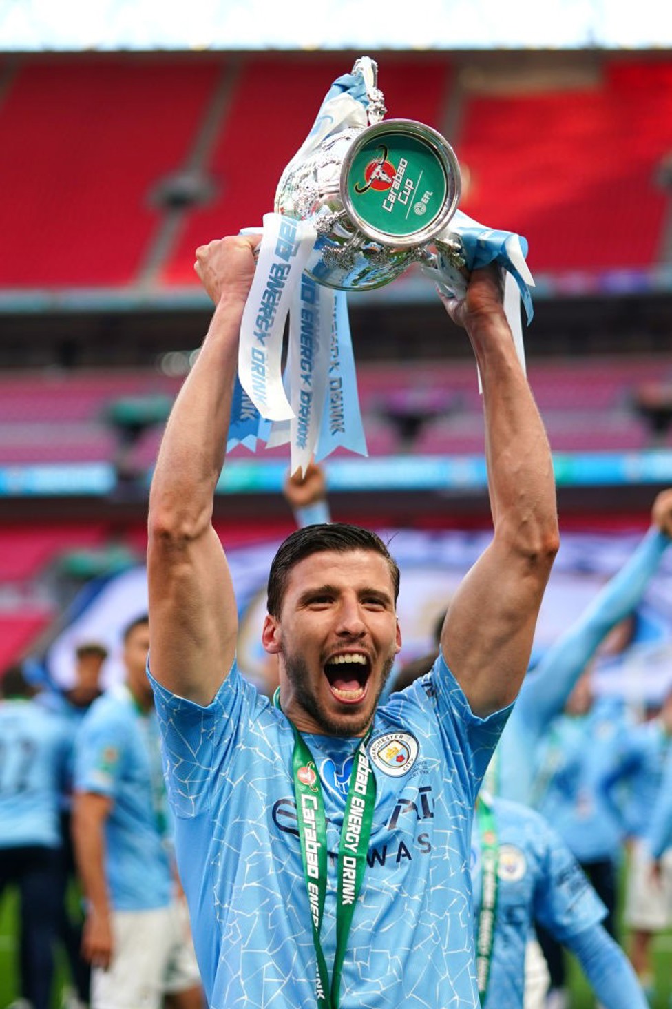 PIALA! Ruben tidak bisa menahan kegembiraannya saat dia mengangkat Piala Carabao tinggi-tinggi setelah kemenangan final 2021 kami atas Tottenham