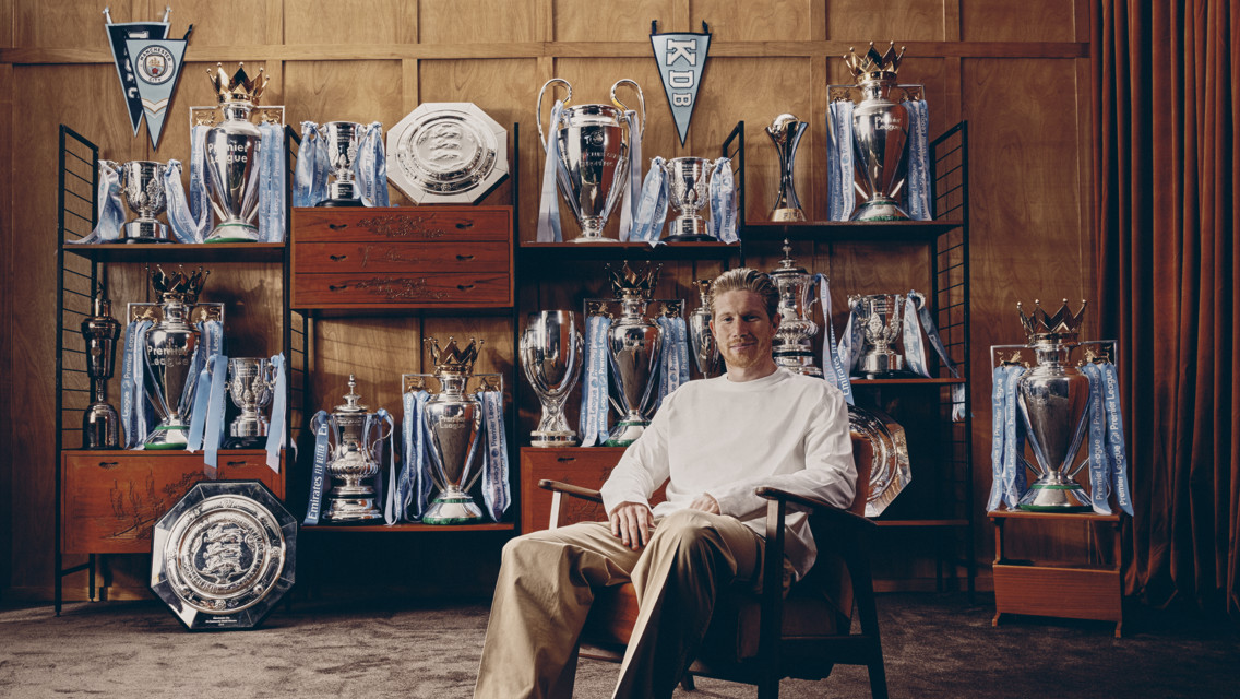 Retrato de KDB celebra carreira repleta de troféus no City