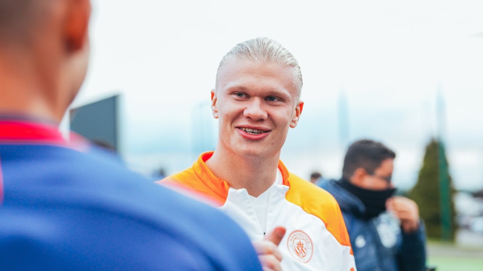 HELLO HAALAND  : Erling Haaland greets members of Bahia's squad.