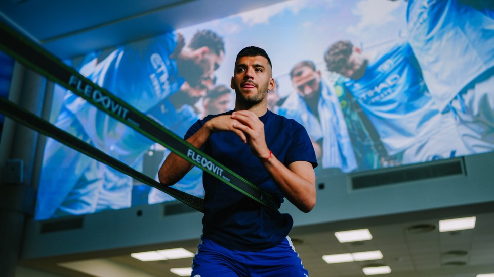 STRETCHING IS KEY : Gerónimo Rulli working hard.