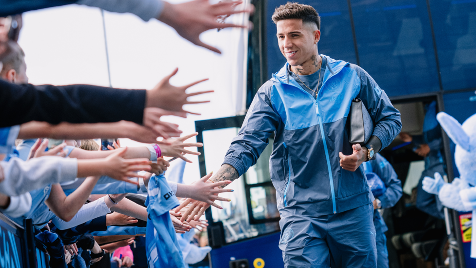 ARRIVAL : Fernández greets the fans with a smile.