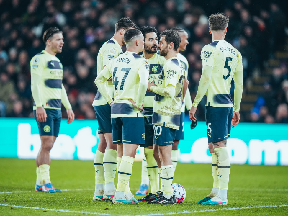 A CONVERSA : Foden acabou batendo a falta, mas goleiro do Palace fez boa defesa.