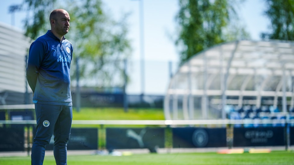 THE BOSS : Nick Cushing watches on