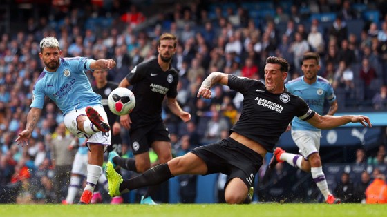 SUDUT: Sergio Aguero melesakkan gol indah ke pojok gawang untuk gol keduanya di laga dan ketiga bagi City