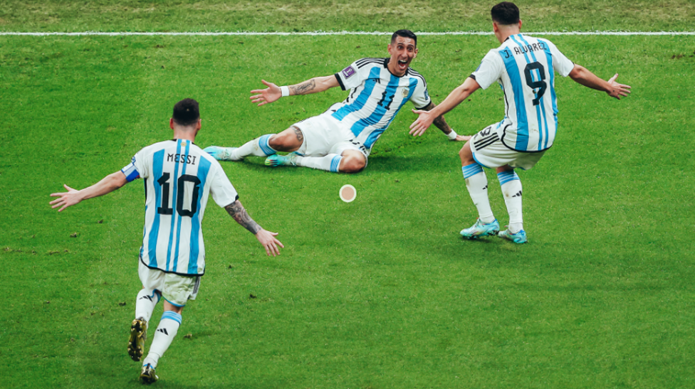INICIO FRENÉTICO: : Álvarez contribuyó al segundo gol argentino con un gran pase que habilitó a MacAllister, quien asistió a Di María.