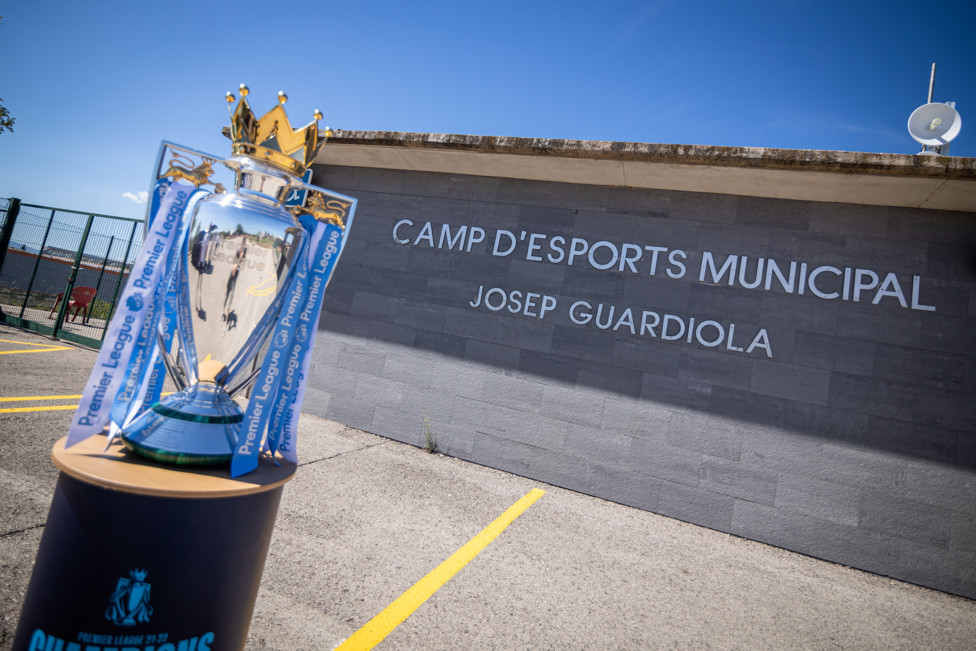 El trofeo de la Premier League en el campo de fútbol de Santpedor.