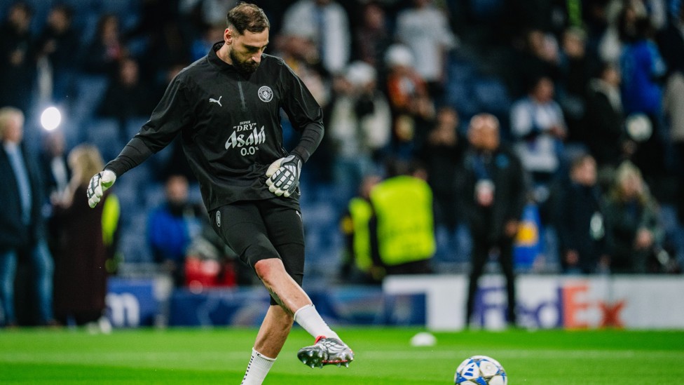 BALL WORK : Donnarumma gets in the mood.