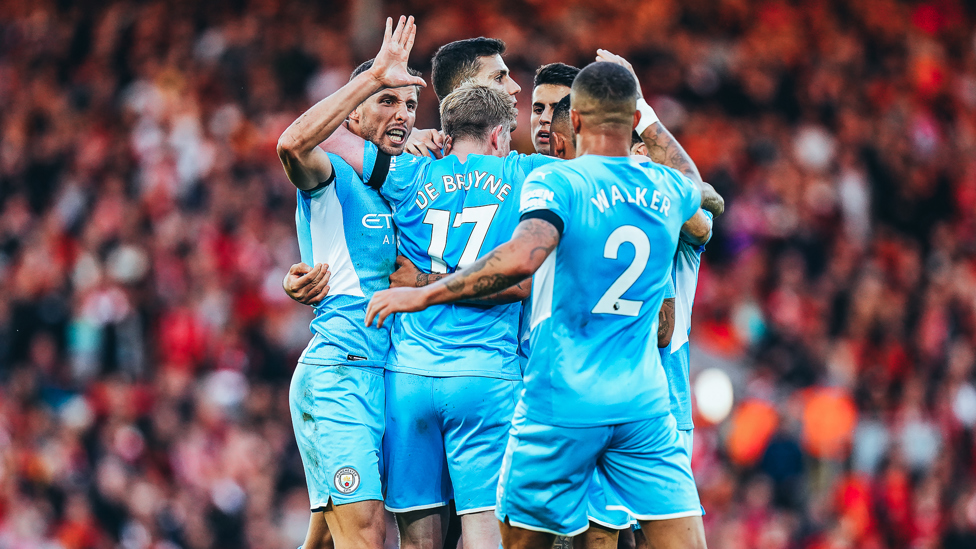 ALL TOGETHER NOW : The players celebrate De Bruyne's late leveller | Liverpool 2-2 City (3 October 2021).
