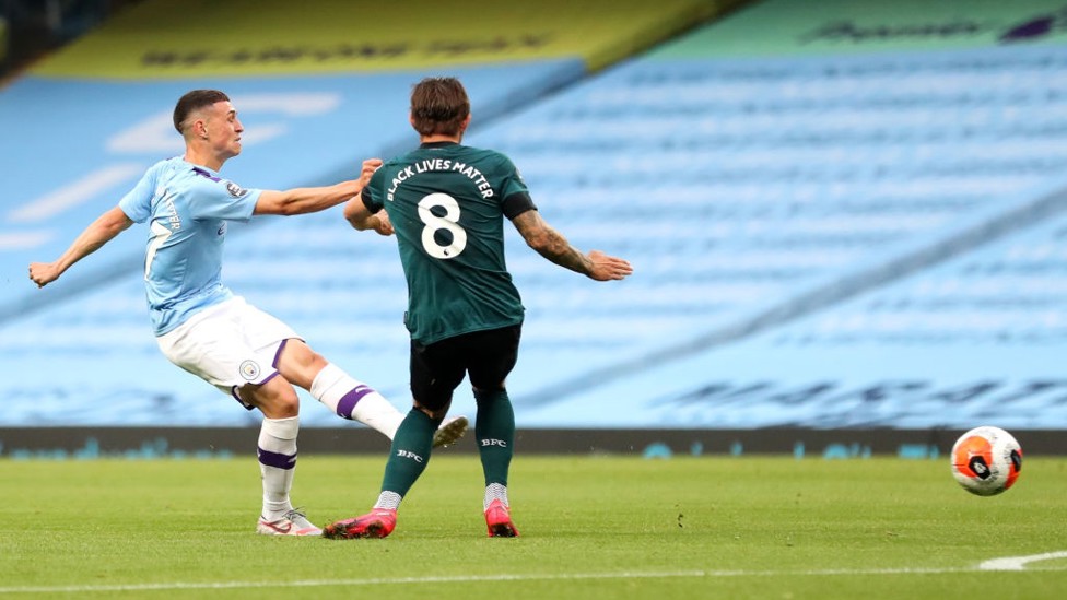 GOL CEPAT : Foden menendang bola ke sueur bawah gawang saat pertandingan baru berjalan 23 menit