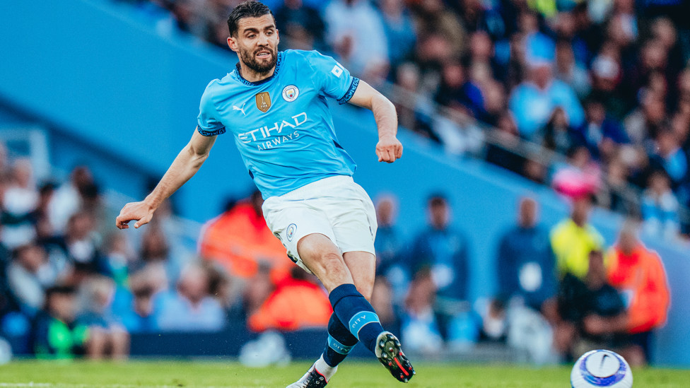 MIDFIELD MAESTRO MATEO : Controlling the game.