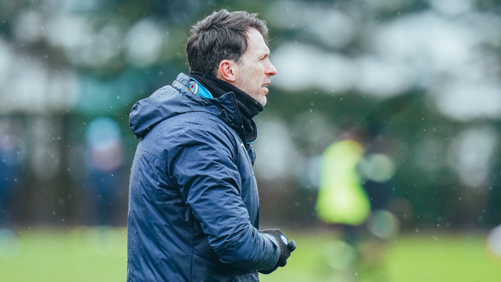 O CHEFE : Gareth Taylor observa atentamente o treino.