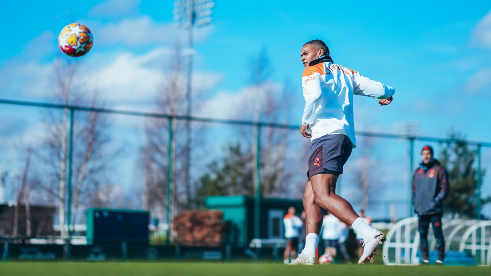 USE YOUR HEAD : Manuel Akanji in defensive mode 