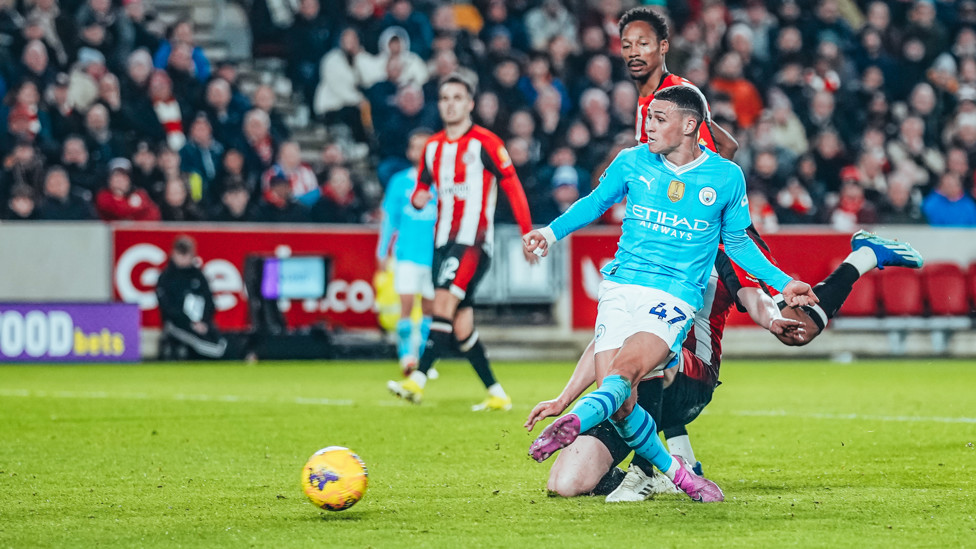Foden balança as redes do Brentford. 