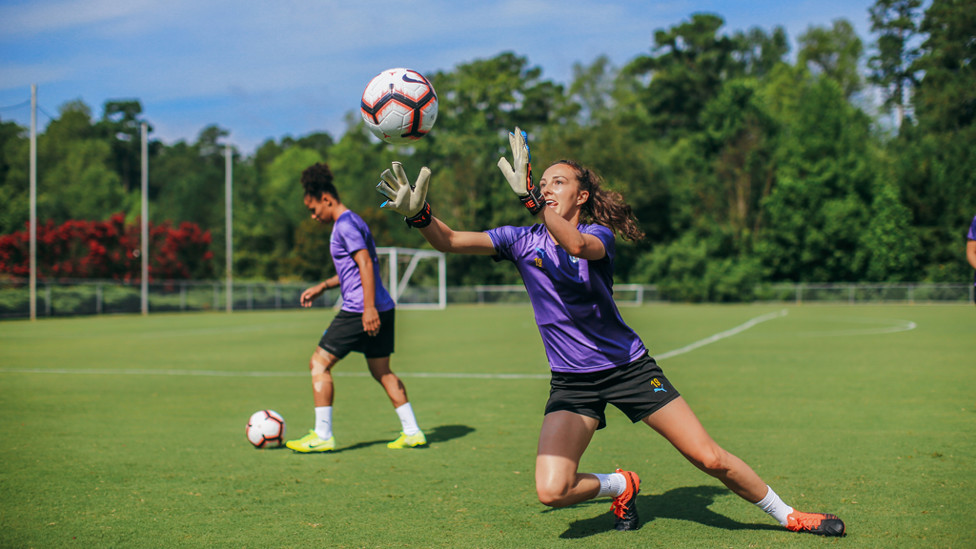 JOB SWAP : Caroline Weir tries her hand at goalkeeping!