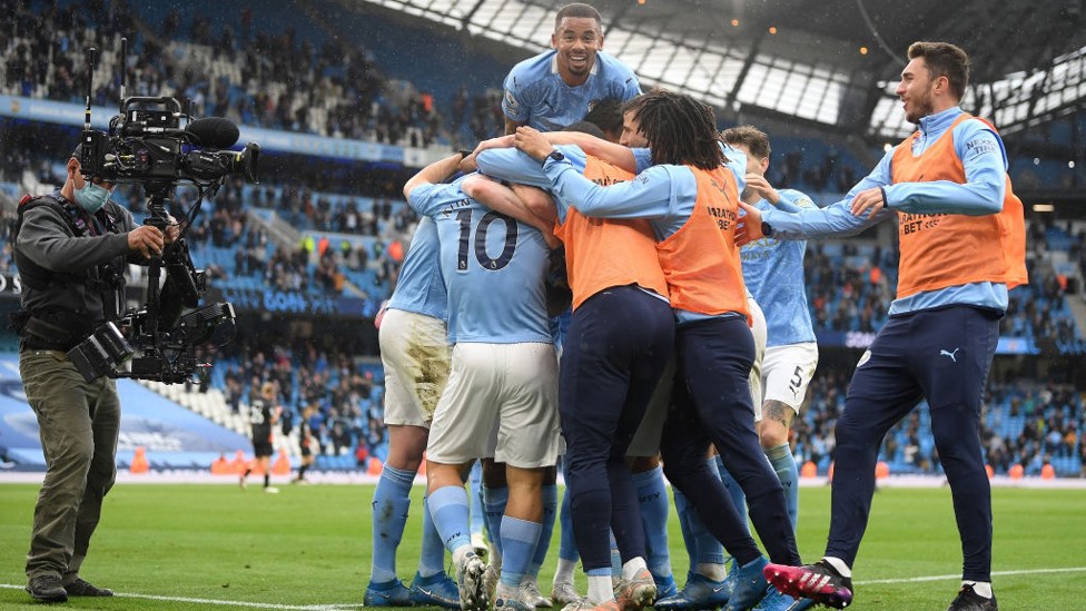 UM CONTO DE FADAS : Aguero encerra sua participação com um abraço coletivo