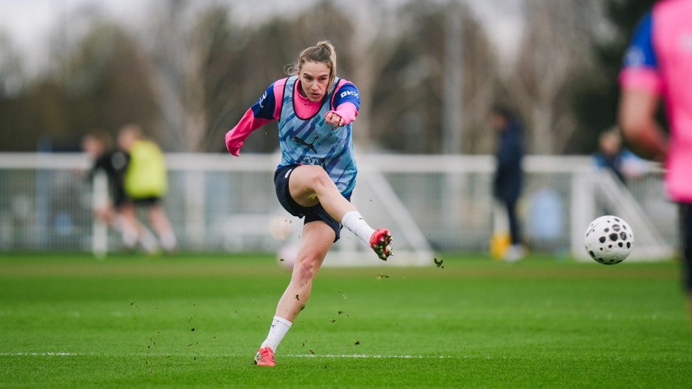 EYES ON THE PRIZE : Vivianne Miedema takes aim