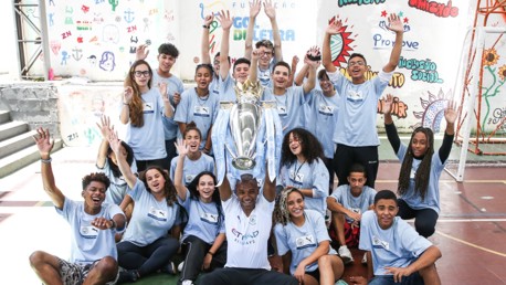 Fernandinho visita os Young Leaders de São Paulo com o troféu da Premier League