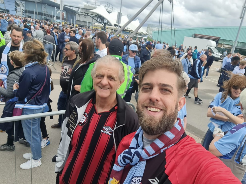PRÉ-JOGO : André e o pai na entrada do Etihad antes da partida decisiva. 