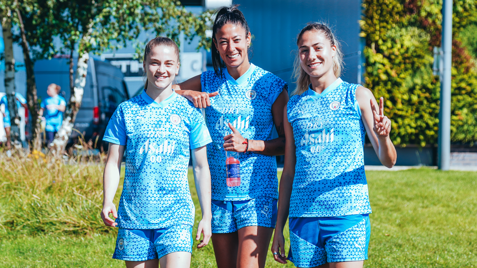 ALL SMILES : Jess Park, Leila Ouahabi and Laia Aleixandri in high spirits before the session