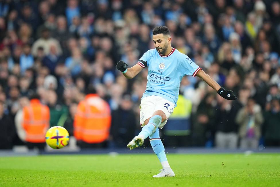 MAIS UM DE MAHREZ : Bola de um lado, goleiro do outro e o terceiro gol do City contra o Aston Villa.