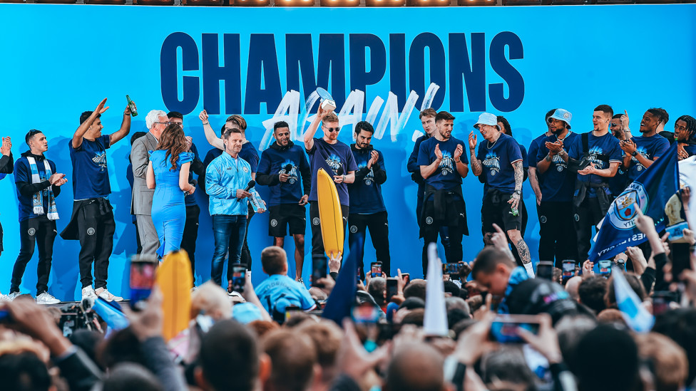 GLORY BOY: Kevin De Bruyne mengangkat trofi Pemain Terbaik Etihad-nya