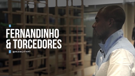 Fernandinho conversa com torcedores brasileiros do City