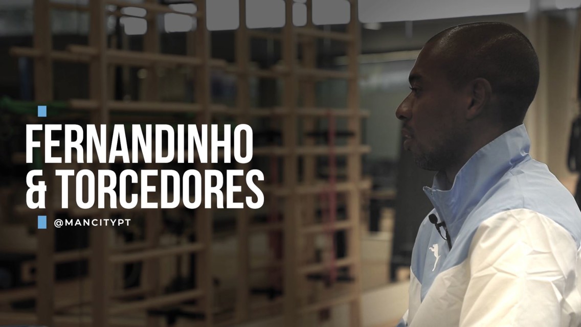 Fernandinho conversa com torcedores brasileiros do City
