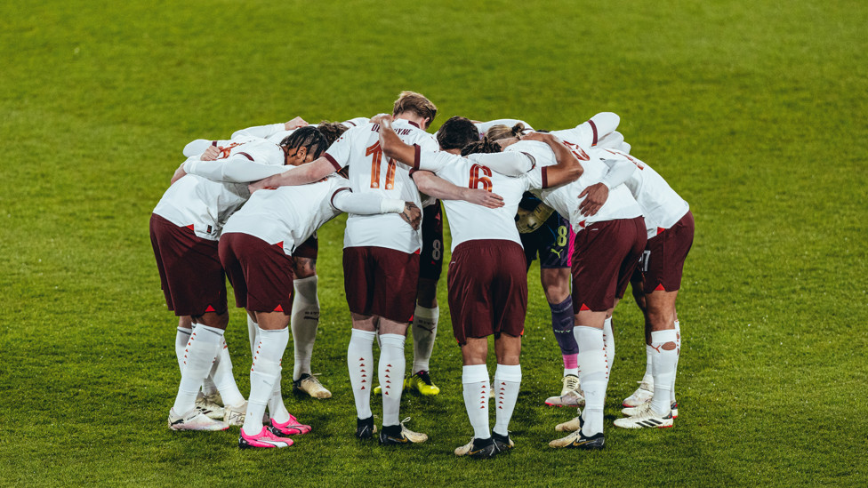 HUDDLE UP : Ready to play.