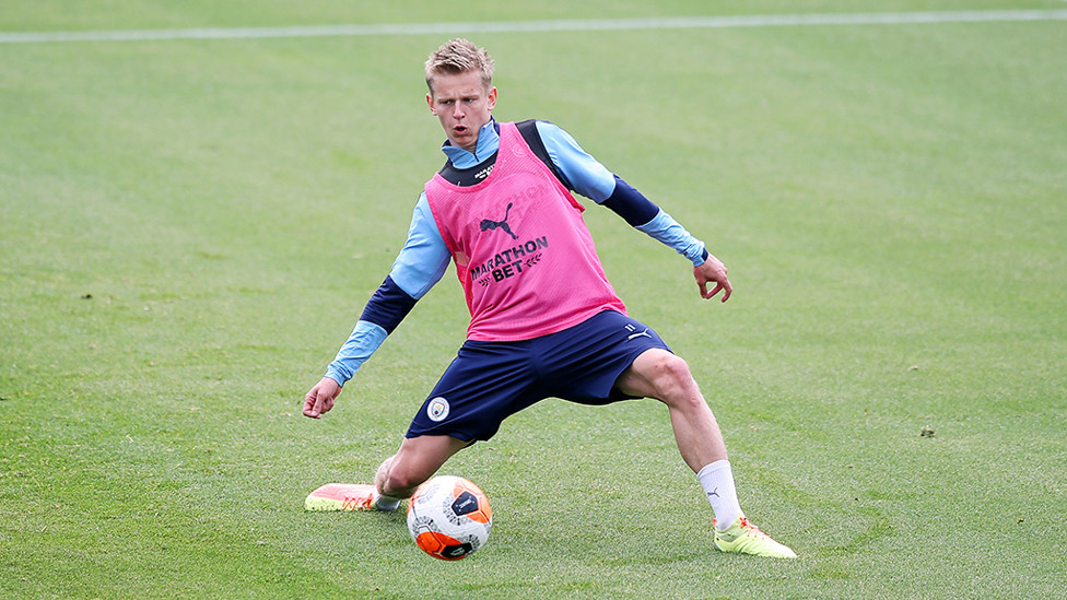 PEREGANGAN : Oleksandr Zinchenko bersiap