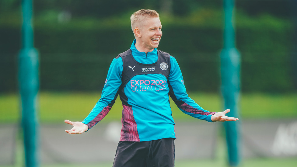 DISELINGI CANDA TAWA : Zinchenko berbagi tawa dengan rekan setim