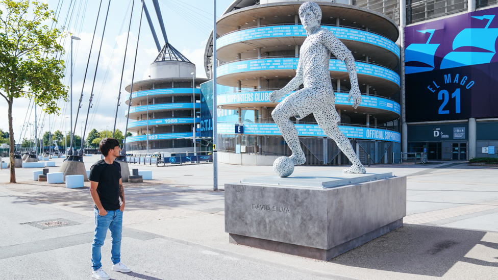 Arte : David observa la escultura creada por el premiado escultor escocés  Andy Scott.
