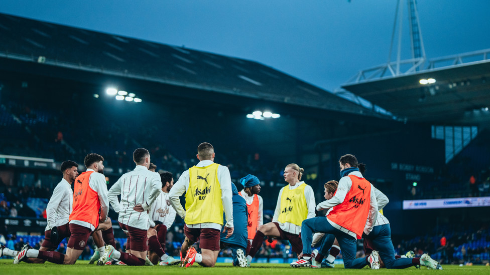GET LOOSE : The players go through their pre-match drills.