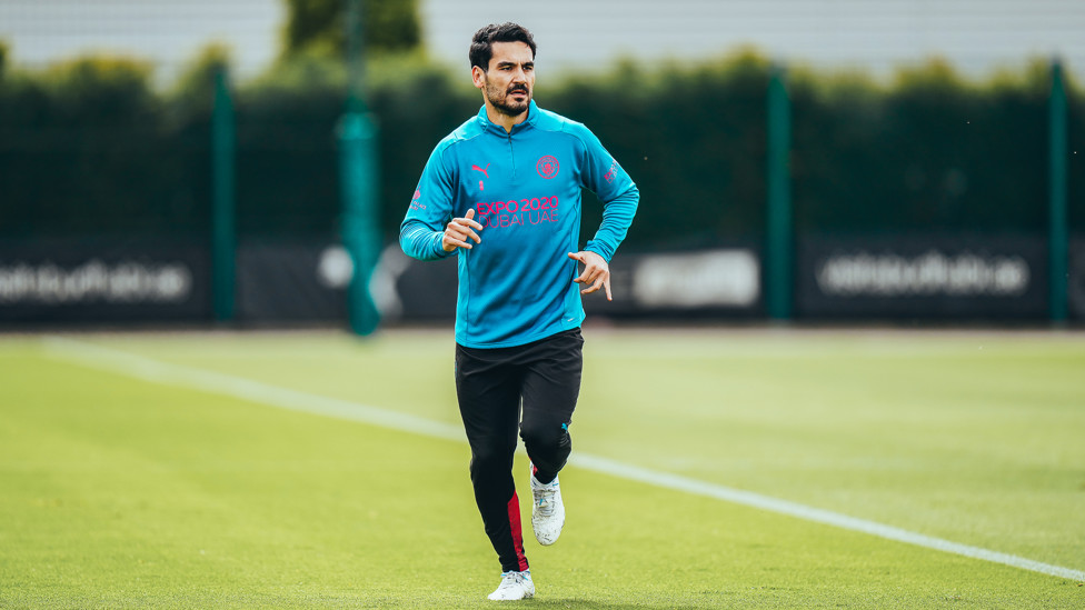 GO GO GUNDOGAN  : Ilkay warms up